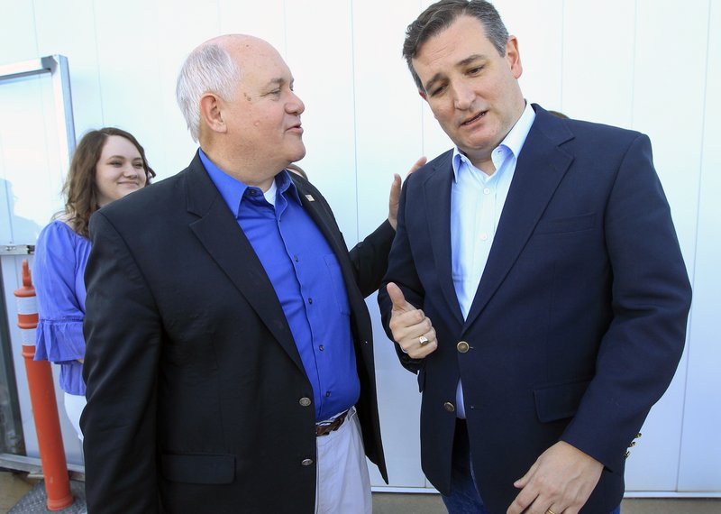 Kansas 4th District congressional candidate Ron Estes, front left, thanks Sen. Ted Cruz who came to Wichita to campaign for Estes the day before a special election at Yingling Aviation, Monday, April 10, 2017, in Wichita, Kan. (Fernando Salazar/The Wichita Eagle via AP)