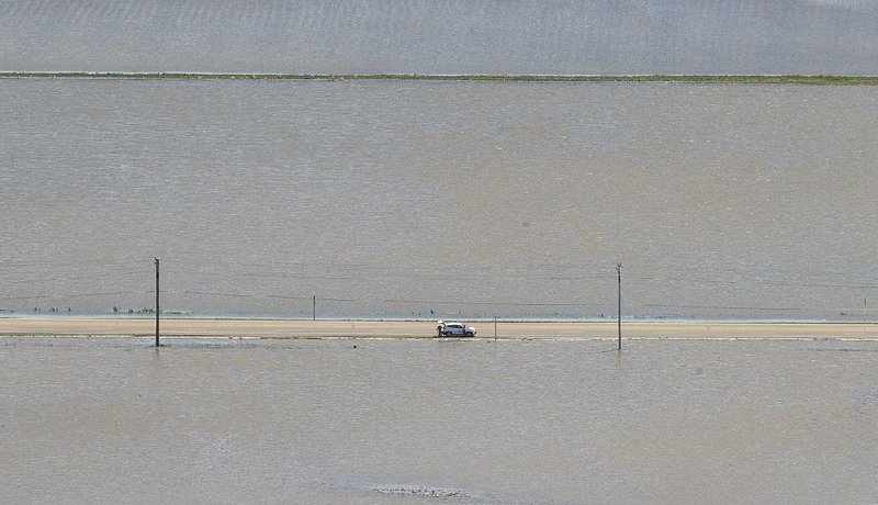 Arkansas Democrat-Gazette/BENJAMIN KRAIN --5/2/17--
A car stops along a Highway 304 in Pocahontas to view the flooding surrounding the area.