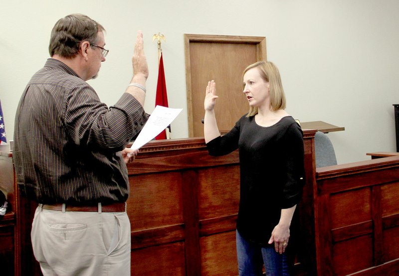 LYNN KUTTER ENTERPRISE-LEADER Tamra Noe of Prairie Grove takes the oath of office from Mayor Sonny Hudson to become a new member of Prairie Grove City Council.