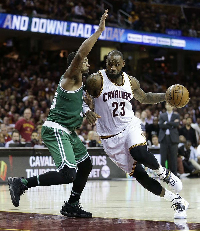 LeBron James scored 34 points in the Cleveland Cavaliers’ victory over the Boston Celtics in Game 4 of the NBA Western Conference ÿnals Tuesday night, rebounding from his playoff-low 11 points in a Game 3 loss.