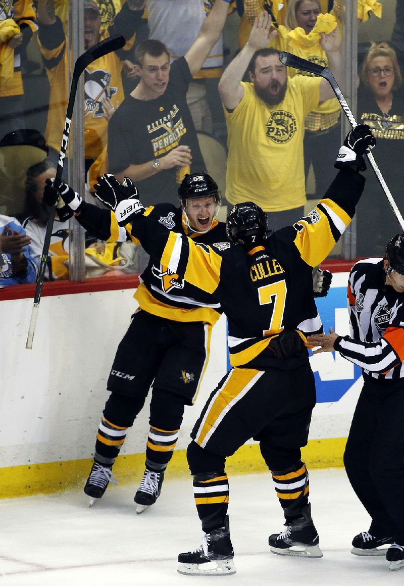Pittsburgh centers Jake Guentzel (left) and Matt Cullen react after Guentzel’s goal in the third period gave the Penguins the lead for good in their 5-3 victory over Nashville in Game 1 of the Stanley Cup Final on Monday.