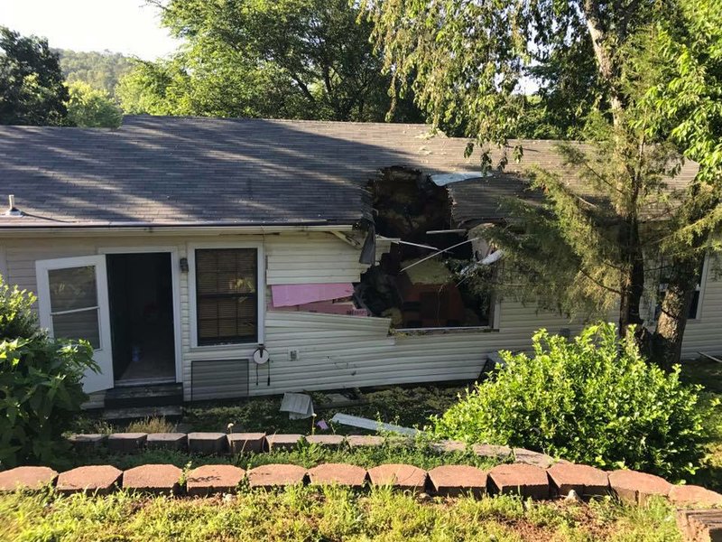 Photo Street Sweeper Crashes Into Arkansas Home Pins Infant Woman Inside