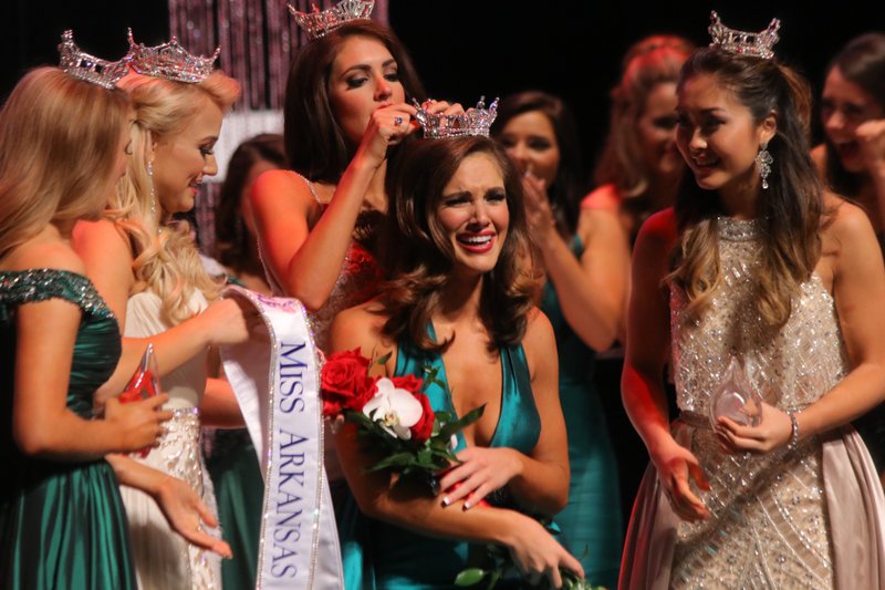 Maggie Benton is crowned Miss Arkansas 2017.