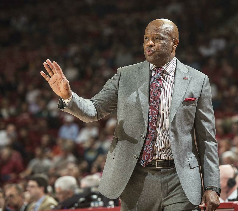 NWA Democrat-Gazette/ANTHONY REYES @NWATONYR
Mike Anderson, Arkansas head coach, talks to his team against Mississippi State in the second half Tuesday, Jan. 10, 2017 at Bud Walton Arena in Fayetteville. The Razorbacks lost 84-78.