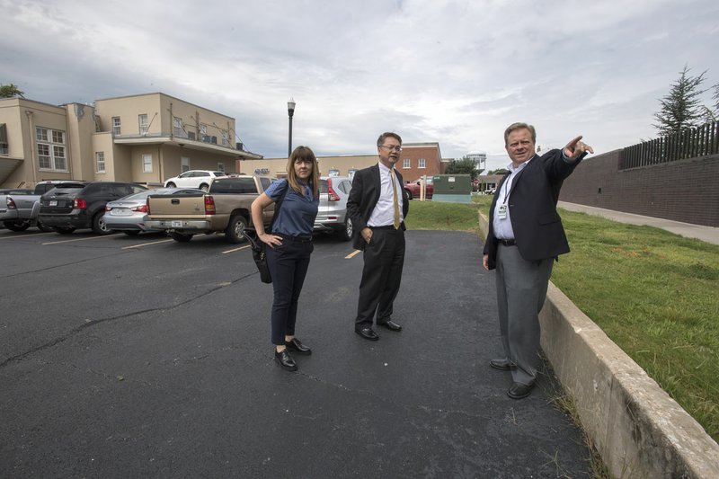 NWA Democrat-Gazette/J.T. WAMPLER County Judge Barry Moehring (right) points east toward Northeast B Street from behind the Benton County Circuit Court building Tuesday, Aug. 1, 2017 with Allie McKenzie, (left) and Chang-Ming Yeh, both of the National Center for State Courts, in Bentonville. Moehring, along with other interested county personnel and consultants, took a tour of the chosen site for a new courts building in downtown Bentonville.