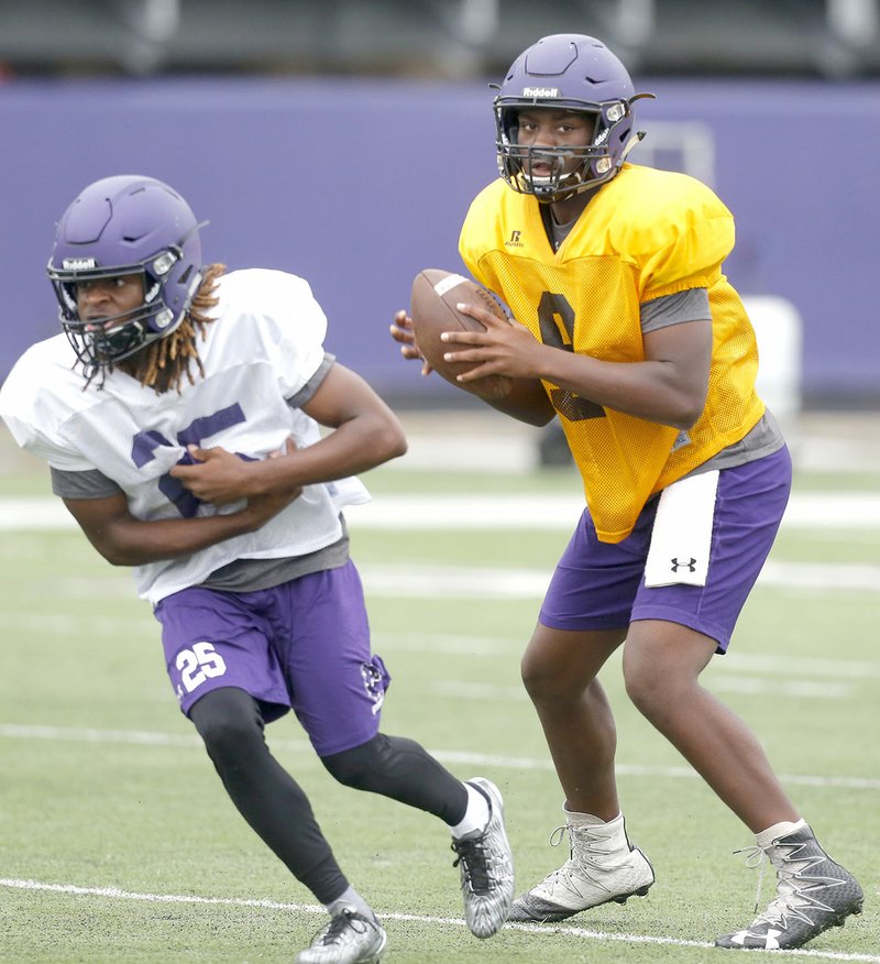 Fayetteville quarterback Darius Bowers (right) will make his first varsity start tonight as the Purple’Dogs travel to
Blue Springs, Mo., in the season opener.