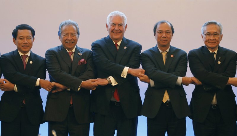 U.S. State Secretary Rex Tillerson, center, links arms with ASEAN foreign ministers as they take part in the ASEAN-U.S. Ministerial meeting in the 50th Association of Southeast Asia Nations Regional Forum in suburban Pasay city, southeast of Manila, Philippines, Sunday, Aug.6, 2017. 