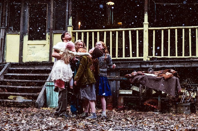 Wounded father Rex Walls (Woody Harrelson), daughter Maureen (Eden Grace Redfi eld), wife Rose Mary (Naomi Watts), son Brian (Charlie Shotwell), daughter Jeannette (Ella Anderson) and daughter Lori (Sadie Sink) somehow form a family in The Glass Castle, a film based on writer Jeannette Walls’ best-selling memoir.