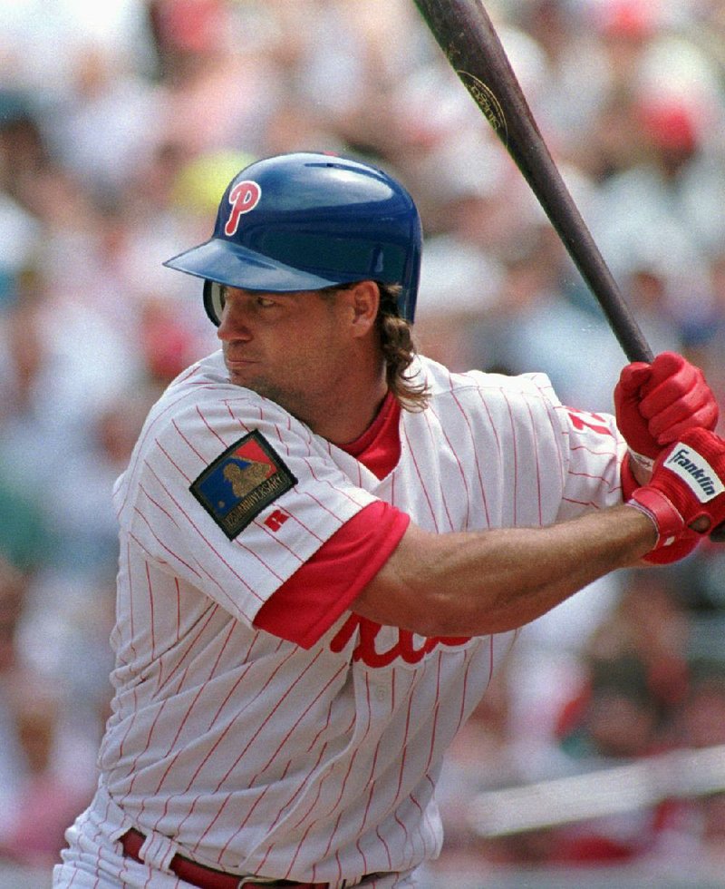 Darren Daulton is the fi fth former Philadelphia Phillie to die from glioblastoma, an aggressive brain tumor. Some
observers wonder whether there is a connection between brain cancer and playing games at Veterans Stadium,
which was the Phillies home from 1971-2003.