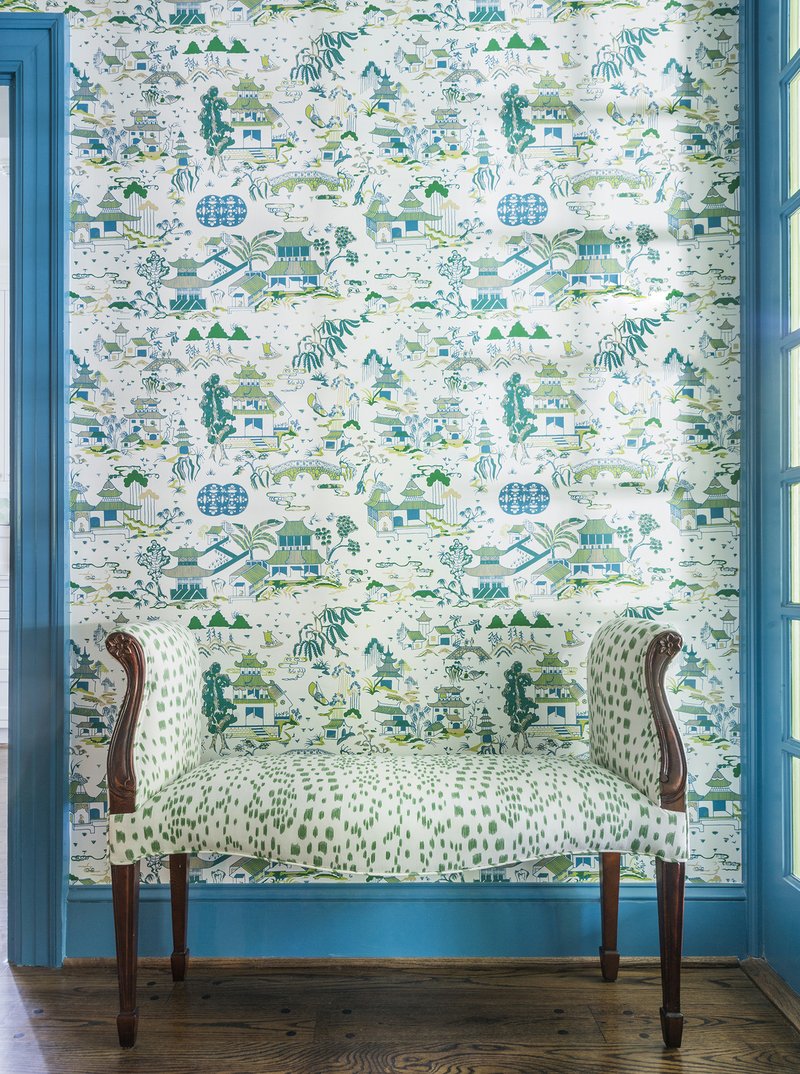 A project by Meg Braff uses Benjamin Moore’s Loch Blue trim to balance her Nanking print wallpaper.