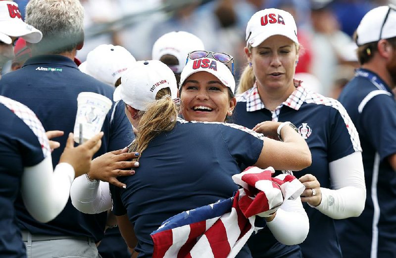 Lizette Salas (center) of the U.S. celebrates with teammates after beating Europe’s Jodi Ewart Shadoff 1 up in a singles match in the Solheim Cup in West Des Moines, Iowa.