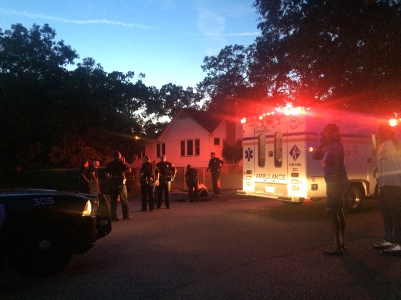 Authorities investigate a stabbing on South Oak Street in Little Rock on Tuesday night.