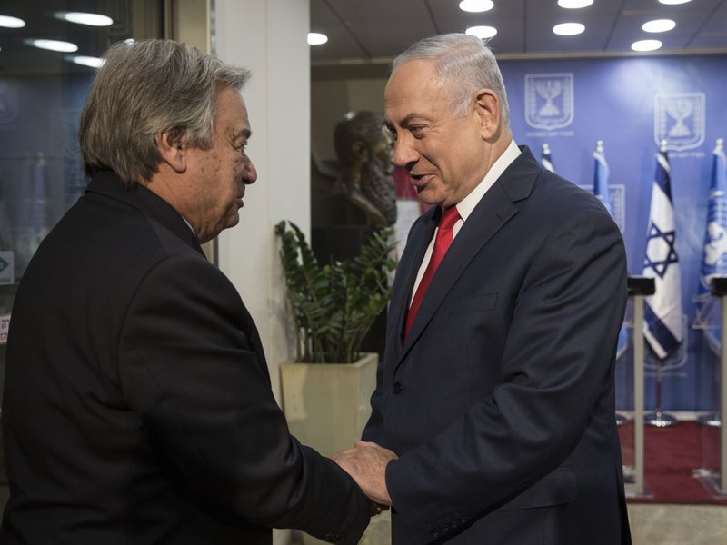 Prime Minister Benjamin Netanyahu, right, and U.N. Secretary-General Antonio Guterres shake hands before a press conference at the Prime Minister's Office in Jerusalem, Monday , Aug.28, 2017. ( Heidi Levine, Pool via AP)