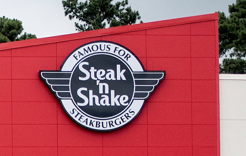 The exterior of a Steak 'n Shake restaurant in Texarkana, Texas.