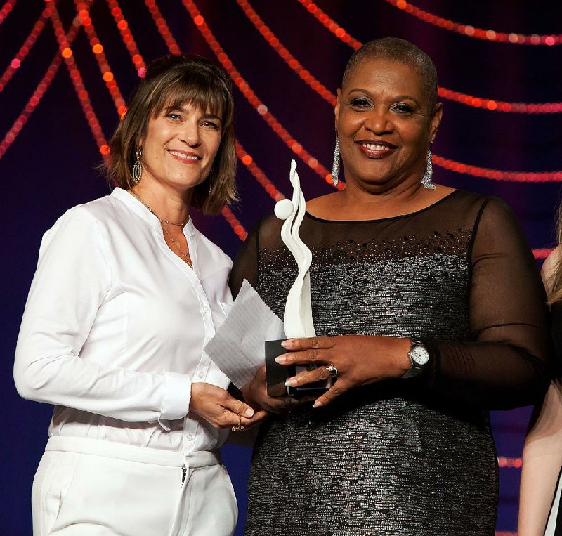 2017 Arkansas Women’s Hall of Fame Chairman Holly Fish presents a statuette to inductee Brinda Jackson. 