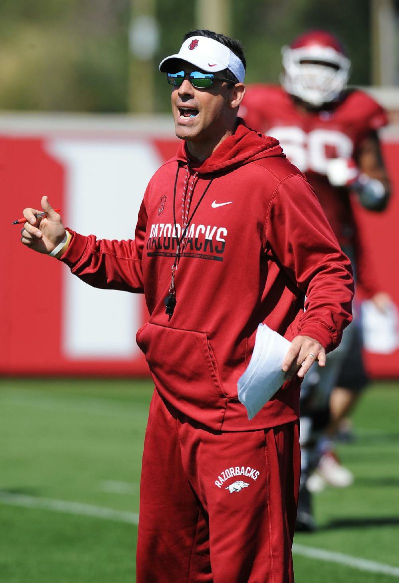 NWA Democrat-Gazette/ANDY SHUPE
Arkansas offensive coordinator Dan Enos directs his players Saturday, April 1, 2017, during practice at the university practice field in Fayetteville. Visit nwadg.com/photos to see more photographs from practice.