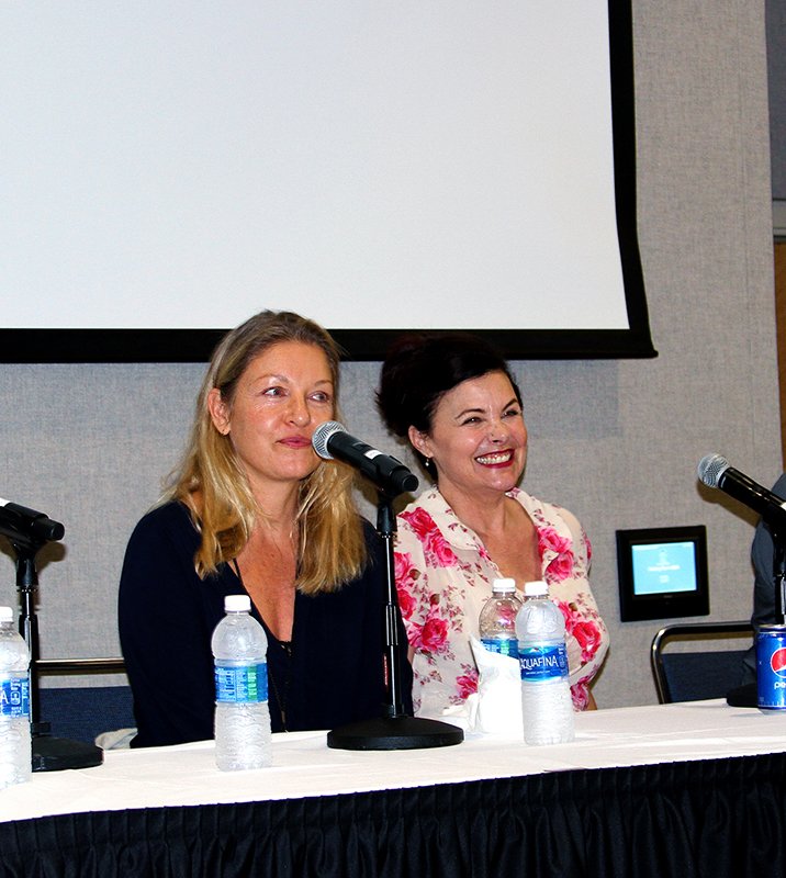 The Sentinel-Record/Grace Brown TALKING TWIN PEAKS: Actresses Sheryl Lee, left, and Sherilyn Fenn speak with fans in an open panel on the cult-classic television show, "Twin Peaks," Sunday during the second annual Spa-Con.