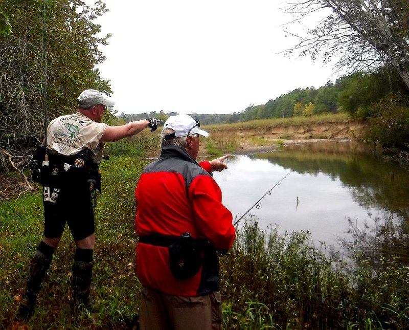 Shane Goodner and Ray Tucker discuss their approach to one of the big bass pools they fished Tuesday.