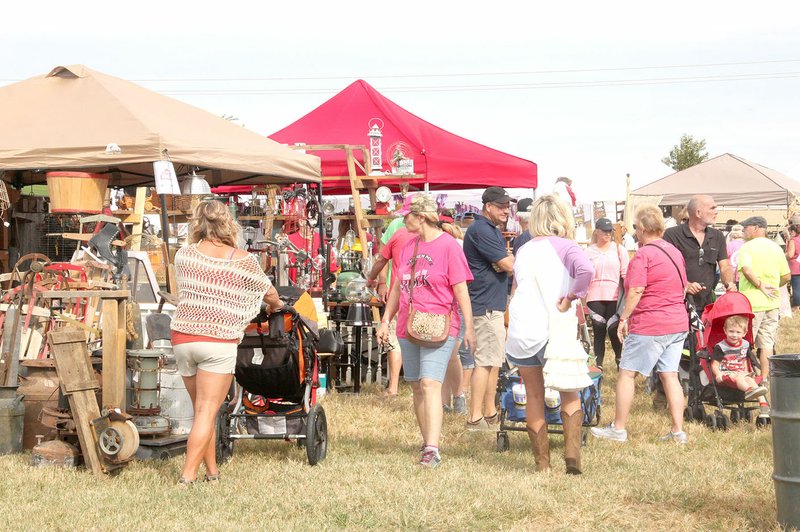 PHOTOS BY LYNN KUTTER ENTERPRISE-LEADER The Junk Ranch in Prairie Grove was already busy with shoppers shortly after it opened Friday morning. The fall event had 105 vendors and 250 booths, along with food and live music. The vintage fair draws vendors and pickers from more than a dozen states.