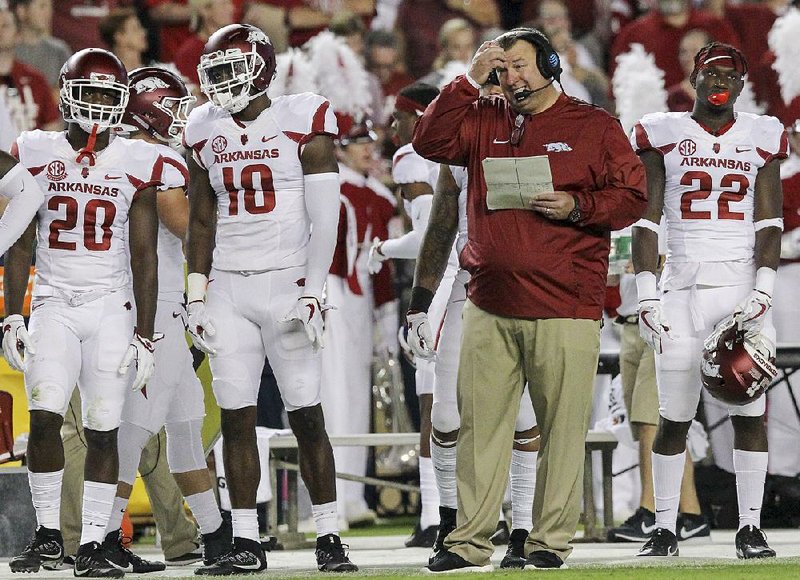 Arkansas Democrat-Gazette/BENJAMIN KRAIN --10/14/2017--
Arkansas coach Bret Bielema and his team react to an Alabama touchdown during the Razorbacks loss in Tuscaloosa.