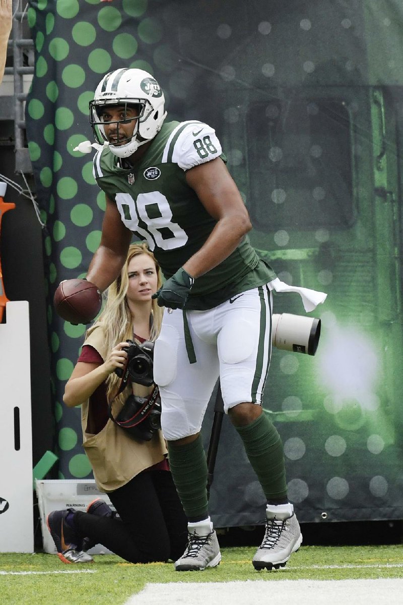 New York Jets tight end Austin Seferian-Jenkins thought he had scored a second touchdown on Sunday against
the New England Patriots, but the instant replay team disagreed.