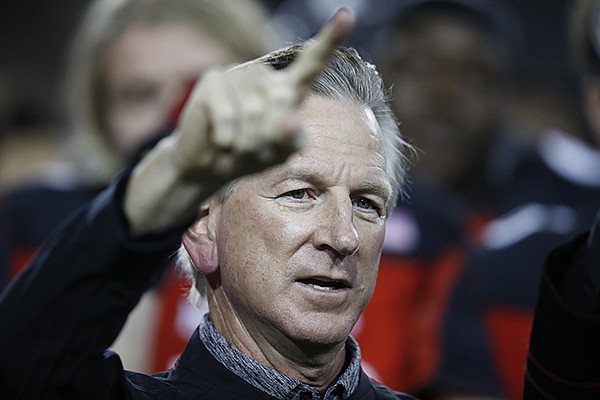 Cincinnati head coach Tommy Tuberville stands with his players after an NCAA college football game against Memphis, Friday, Nov. 18, 2016, in Cincinnati. (AP Photo/John Minchillo)
