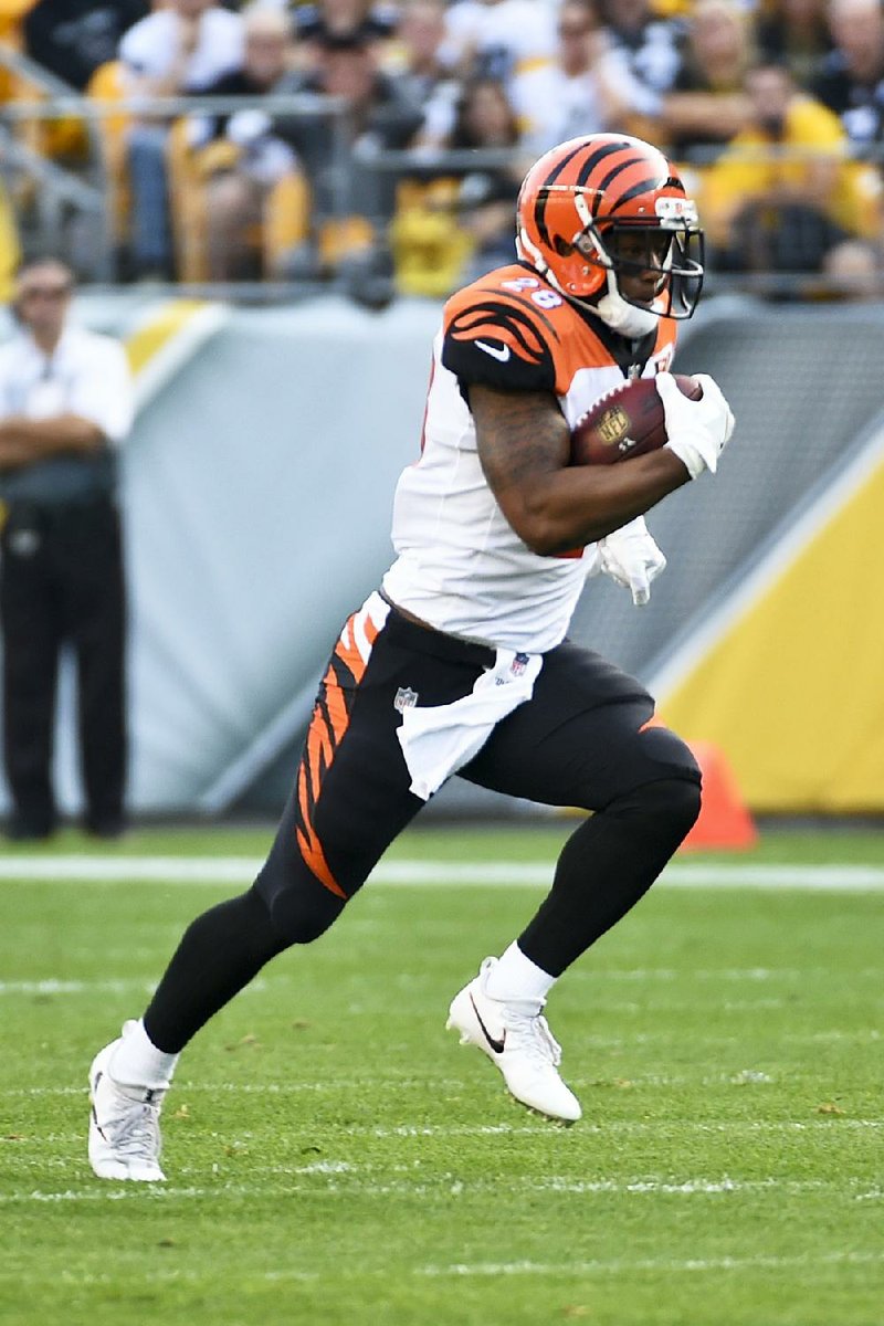 Cincinnati Bengals running back Joe Mixon tried to compare his running style to Pittsburgh’s Le’Veon Bell, 
which was not well received by the Steelers’ star.
