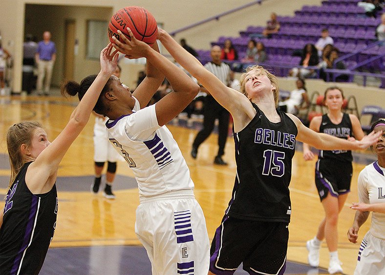 Terrance Armstard/News-Times El Dorado’s Diamond Hawthorne (3) tries to get a shot off as Mount Saint Mary’s Mabry Meadors (32) and Alison Allgood (15) defend during the first half of their contest at Wildcat Arena Friday.