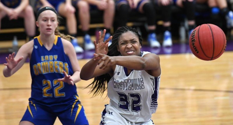 NWA Democrat-Gazette/J.T. WAMPLER Fayetteville's Jasmine Franklin tries to get the ball in front of Mountain Home's Hannah Pfeifer Tuesday Nov. 14, 2017. Fayetteville won 51-30.