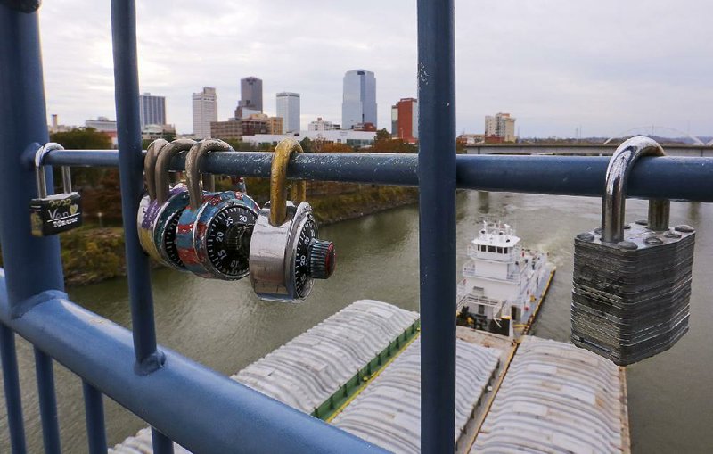 Workers today will begin removing these and thousands of other “love locks” fastened to the historic Junction Bridge over the Arkansas River between Little Rock and North Little Rock. 