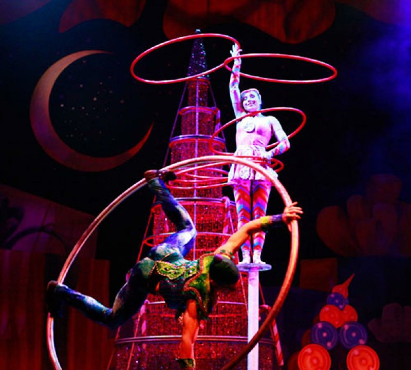 Cirque Dreams Holidaze has 22 scenes, including cirque-style performers (“The Icemen”), spinning, marching along a high wire, and depicting seasonal scenes, including (above) “Hanging the Ornaments,” “Gingerbread,” “Reindeer,” “Ornaments” and “Ringing.”