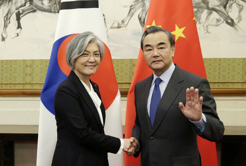 AP/JASON LEE China's Foreign Minister Wang Yi (right) meets South Korean Foreign Minister Kang Kyung-wha on Wednesday at Diaoyutai State Guesthouse in Beijing.