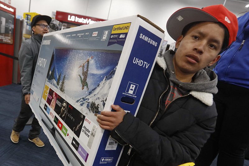 Shoppers wait to make purchases at a Best Buy on Black Friday in Dartmouth, Mass., Friday, Nov. 24, 2017. (Peter Pereira/Standard Times via AP)
