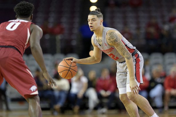 Houston's Rob Gray (32) brings the ball down the court during the first half of an NCAA college basketball game against Arkansas, Saturday, Dec. 2, 2017 in Houston. (Wilf Thorne/Houston Chronicle via AP)
