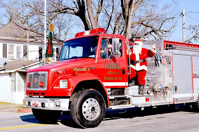 RACHEL DICKERSON/MCDONALD COUNTY PRESS Santa rode on a fire engine in the Noel Christmas parade on Saturday.