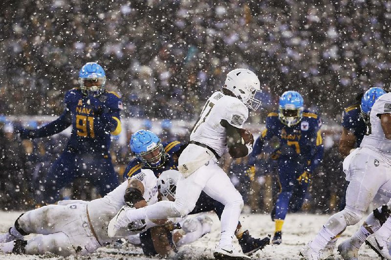 Ahmad Bradshaw (17) ran for 94 yards and the decisive 1-yard score in the fourth quarter to lift Army to a 14-13 victory over Navy on Saturday in Philadelphia.