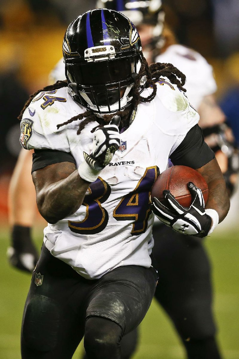Baltimore Ravens running back Alex Collins (Arkansas Razorbacks) rushed for a career-high 120 yards on 18 carries in Sunday’s 39-38 loss to the Pittsburgh Steelers. Collins is in his first season with the Ravens after spending one season with the Seattle Seahawks. 