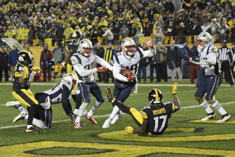 Patriots strong safety Duron Harmon (center) celebrates after his end-zone interception off Pittsburgh Steelers quarterback Ben Roethlisberger during the closing seconds of the Patriots’ 27-24 victory at Heinz Field in Pittsburgh.