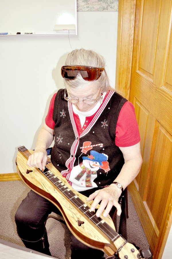 Dulcimer Group Meets In Noel McDonald County Press