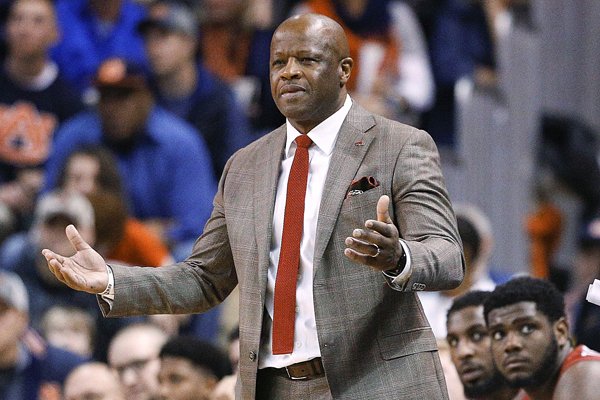 Arkansas coach Mike Anderson reacts to a play during the first half of the team's NCAA college basketball game against Auburn, Saturday, Jan. 6, 2018, in Auburn, Ala. Auburn won 88-77. (AP Photo/Brynn Anderson)

