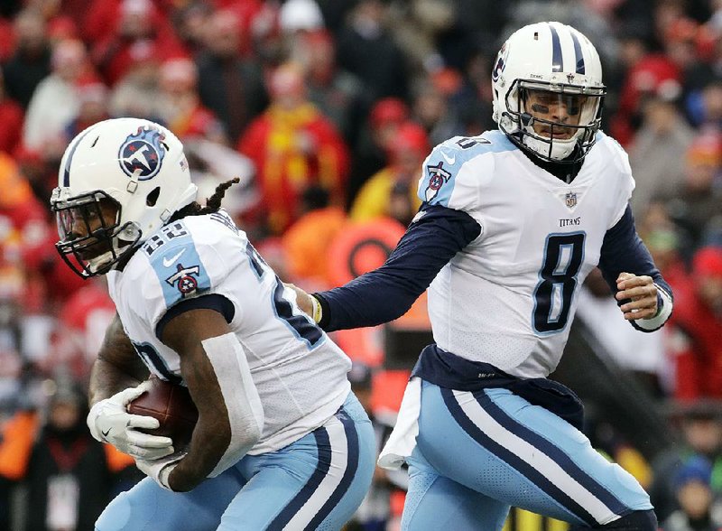 Tennessee Titans quarterback Marcus Mariota (right) hands off to running back Derrick Henry last week against the Kansas City Chiefs. The Titans won 22-21 to advance to a divisional-round matchup tonight against the New England Patriots.  