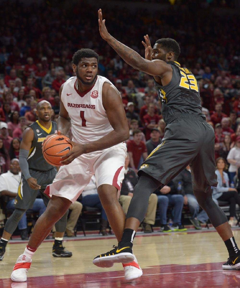 Arkansas Beats Missouri 65-63