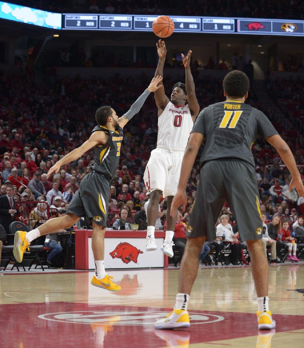 Arkansas Beats Missouri 65-63