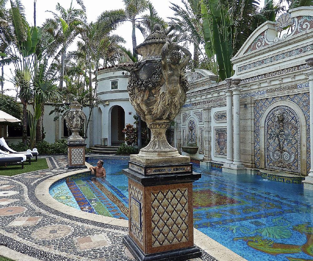 resized_250588-versace1-
