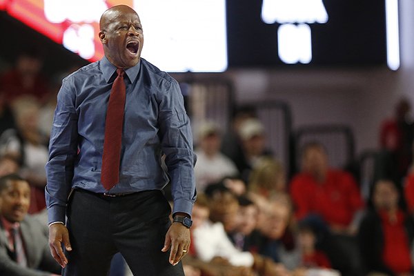 Arkansas coach Mike Anderson yells from the bench during the second half of the team's NCAA college basketball game between Georgia and Arkansas in Athens, Ga., Tuesday, Jan. 23, 2018. (Photo/Joshua L. Jones, Athens Banner-Herald)/Athens Banner-Herald via AP)

