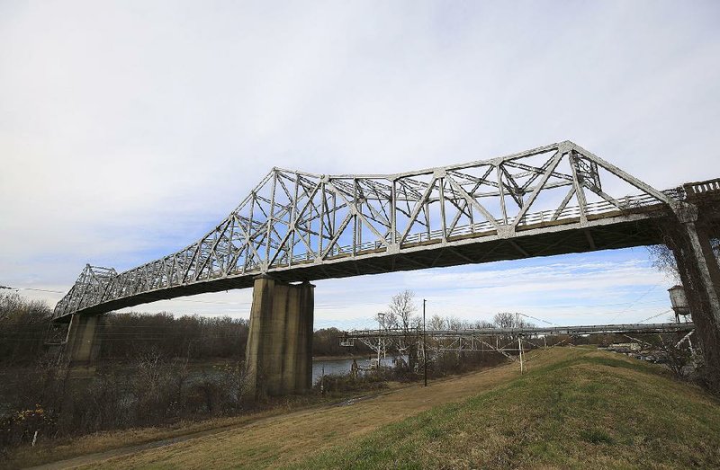 Arkansas Democrat-Gazette/STATON BREIDENTHAL --12/7/17-- A group in Clarendon is trying to convert the old U.S. Highway 79 bridge into a bicycling and walking trail. 