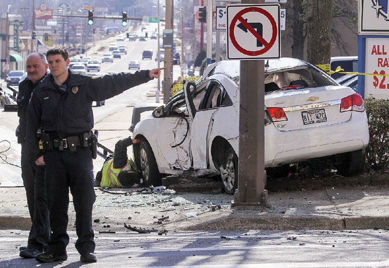 Arkansas Democrat-Gazette/BENJAMIN KRAIN --2/5/18--
Little Rock police direct traffic away from an accident at 6th and Broadway where a woman was killed after a two vehicle collision at the intesection ended up on the sidewalk where she was standing while waiting to cross the street. The impact of the crash moved the cars off the road and struck a pedestrian, knocking her into the air about 20 feet down the sidewalk.