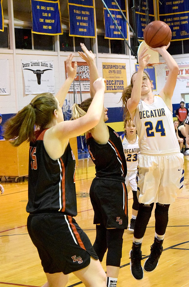 Westside Eagle Observer/MIKE ECKELS Sammie Skaggs (Decatur 24) puts up a layup past two Lady Highlander players midway through the third quarter of the Decatur-Eureka Springs non-conference basketball contest at home in Decatur Jan. 31.