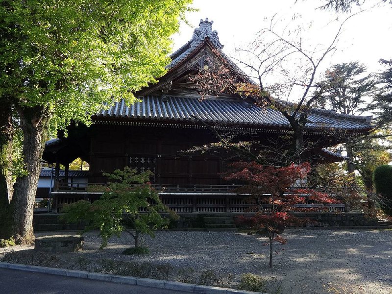 Japanese history tours with guide Mark Hobold make a visit to Kaneiji Temple, Ueno, Tokyo. The specialized tours are packed with information and have more flexibility than more traditional tours.