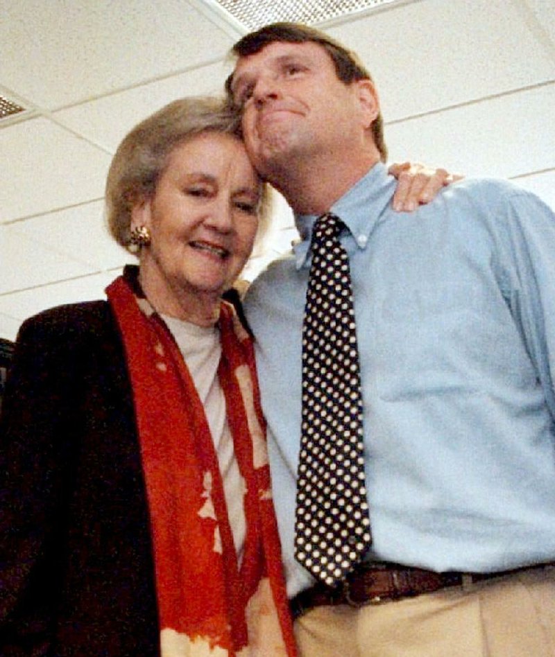 Katharine Graham and Len Downie Jr. embrace after Graham won a Pulitzer Prize for her memoir Personal History in 1998.